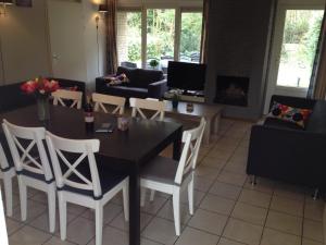 a living room with a table and chairs at Vakantiehuis Lochem in Lochem