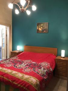 ein Schlafzimmer mit einem roten Bett und einer blauen Wand in der Unterkunft Ta' Manwel Farmhouse in Nadur