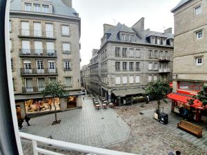 desde una ventana de una calle de la ciudad con edificios en Le Pilo, en Saint-Malo