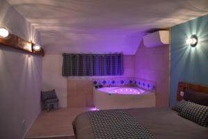 Una cama o camas en una habitación de Gite 1er Cru - La Loubertine
