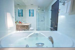 Ein Badezimmer in der Unterkunft Intimate Hotel Pattaya - SHA Extra Plus