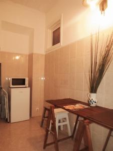 una pequeña cocina con mesa y microondas en Aiola Duplex Eco-friendly, en Sesimbra