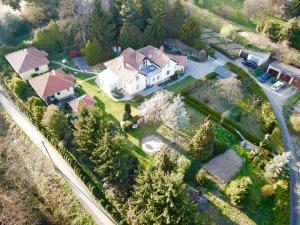 una vista aérea de una casa grande con patio en Kasper Vendégház, en Kőszeg