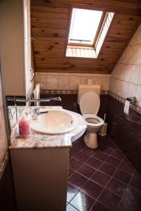 bagno con lavandino e servizi igienici con finestra di Berger Pince-vendégház, Hajósi pincék a Hajósi Pincék Altre 21 foto