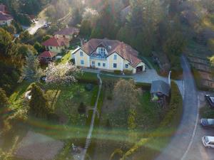 eine Luftansicht eines Hauses mit Hof in der Unterkunft Kasper Vendégház in Kőszeg