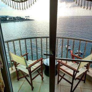 balcón con sillas y vistas al agua en DREAM HOUSE, en Silifke