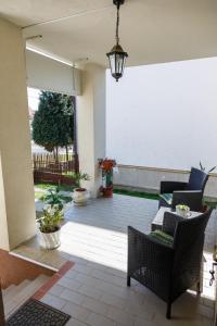 武科瓦爾的住宿－Apartmani Maraton，庭院配有桌椅和台灯。
