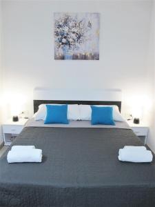 - une chambre avec un lit et 2 serviettes dans l'établissement SeaEye Trogir, à Trogir