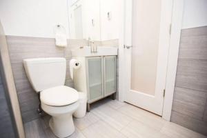 un bagno con un water bianco e un lavandino di Comfy Beacon Hill Studio Great for Work Travel #7 a Boston Altre 19 foto