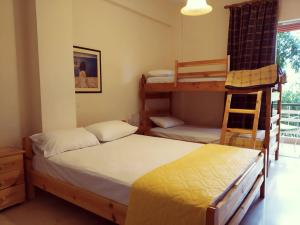 Tempat tidur susun dalam kamar di Villa Artemida