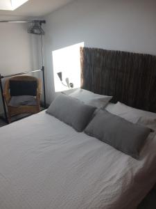 スーストンにあるLoft Zenのベッドルーム(大型ベッド1台、椅子付)