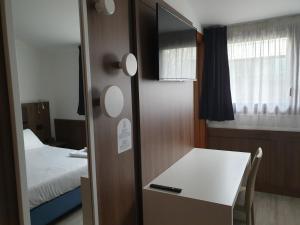 Posteľ alebo postele v izbe v ubytovaní Albergo Delle Alpi