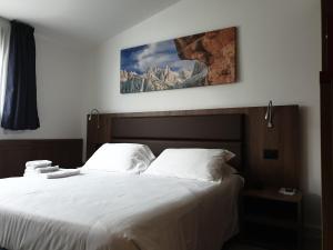 Posteľ alebo postele v izbe v ubytovaní Albergo Delle Alpi