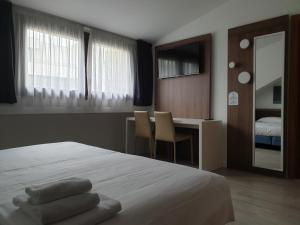 Posteľ alebo postele v izbe v ubytovaní Albergo Delle Alpi