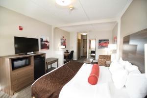 a hotel room with a tv and a bed at Best Western Plus Sandusky Hotel & Suites in Sandusky