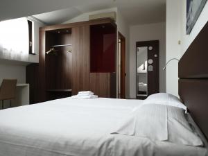 Posteľ alebo postele v izbe v ubytovaní Albergo Delle Alpi