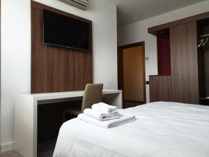 Posteľ alebo postele v izbe v ubytovaní Albergo Delle Alpi