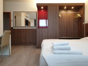 Posteľ alebo postele v izbe v ubytovaní Albergo Delle Alpi