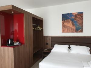 Posteľ alebo postele v izbe v ubytovaní Albergo Delle Alpi
