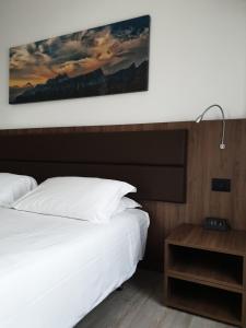 Posteľ alebo postele v izbe v ubytovaní Albergo Delle Alpi