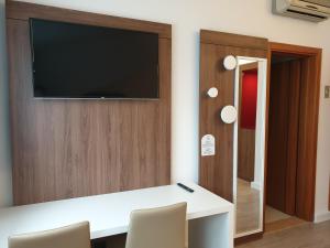 Televízia a/alebo spoločenská miestnosť v ubytovaní Albergo Delle Alpi