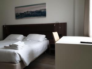 Posteľ alebo postele v izbe v ubytovaní Albergo Delle Alpi