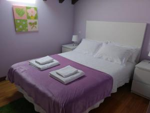Tempat tidur dalam kamar di Chalet turístico La Jenduda