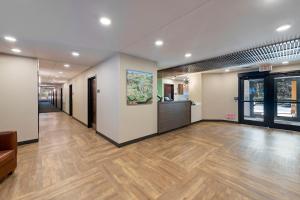 un pasillo de una oficina con suelo de madera en Extended Stay America Suites - Charlotte - Pineville - Park Rd en Charlotte