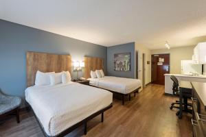 سرير أو أسرّة في غرفة في Extended Stay America Suites - Charlotte - Pineville - Park Rd