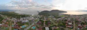 - une vue aérienne sur une ville à côté d'une plage dans l'établissement Kionda Surf House, à Bertioga