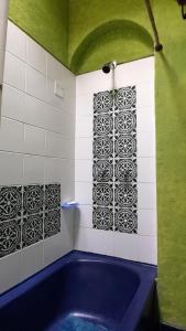 a blue bath tub in a room with a window at Apartamento Acogedor en el Retiro in El Retiro