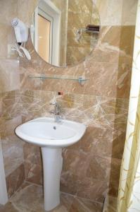 a bathroom with a sink and a mirror at Hotel Venetsia in Sukko