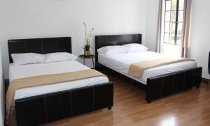 Ένα ή περισσότερα κρεβάτια σε δωμάτιο στο Libra Hotel