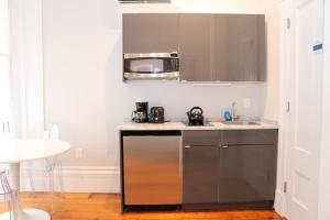 cocina con fregadero y microondas en Charming & Stylish Studio on Beacon Hill #8 en Boston