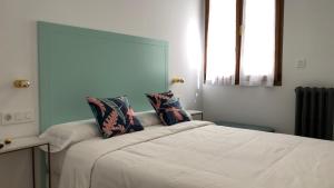 Posteľ alebo postele v izbe v ubytovaní SUITES CASA LUBÉN