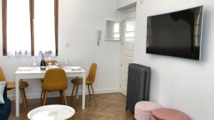 Televízia a/alebo spoločenská miestnosť v ubytovaní SUITES CASA LUBÉN