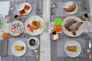 una mesa cubierta con platos de comida y postres en Spazio Natura, en Castelmezzano