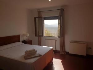 a bedroom with a bed with two towels on it at Apartamento Mirador del Tajo in Ronda