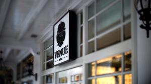 Certifikát, hodnocení, plakát nebo jiný dokument vystavený v ubytování Venue Hotel