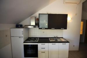 Kuchyň nebo kuchyňský kout v ubytování Apartmani Marino