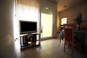 TV a/nebo společenská místnost v ubytování Apartmani Marino