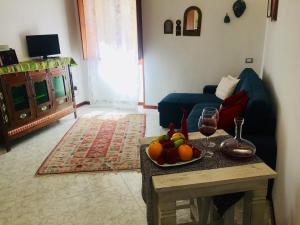 ein Wohnzimmer mit einem Tisch und einer Obstschale in der Unterkunft Casa Gamilia in Neapel