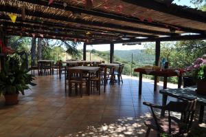 un restaurant avec des tables et des chaises sur une terrasse dans l'établissement Agriturismo Vaddidulimu, à Luogosanto