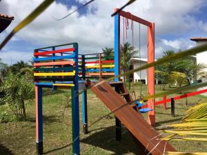 um parque infantil com equipamento colorido num parque em Pousada Vettore em Atins