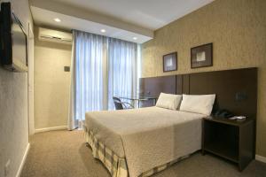 Cama o camas de una habitación en Roochelle Hotel by Nobile