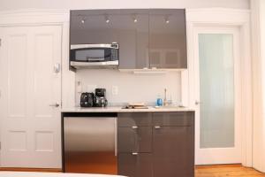uma cozinha com electrodomésticos em aço inoxidável e um micro-ondas em Downtown Beacon Hill, Convenient, Comfy Studio #10 em Boston
