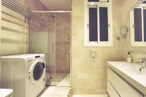 een badkamer met een wasmachine en een douche bij Dip2 in Barcelona