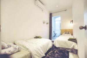 een slaapkamer met 2 bedden en een raam bij Dip2 in Barcelona