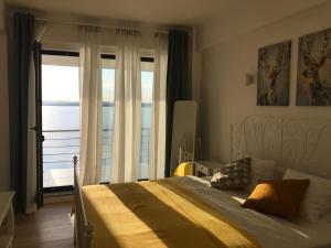 1 dormitorio con 1 cama y vistas al océano en Apartment Summer Lamera, en Mamaia