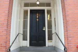 Facaden eller indgangen til Charming & Stylish Studio on Beacon Hill #11